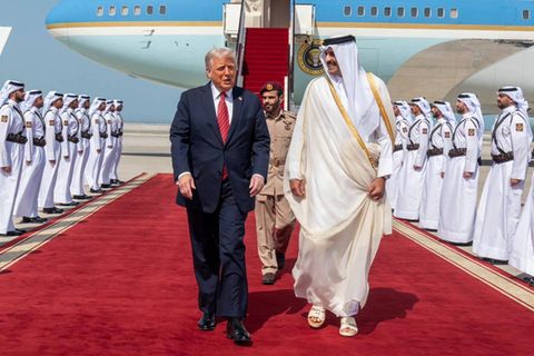 Donald Trump auf rotem Teppich vor Luxus-Jumbo Gaza