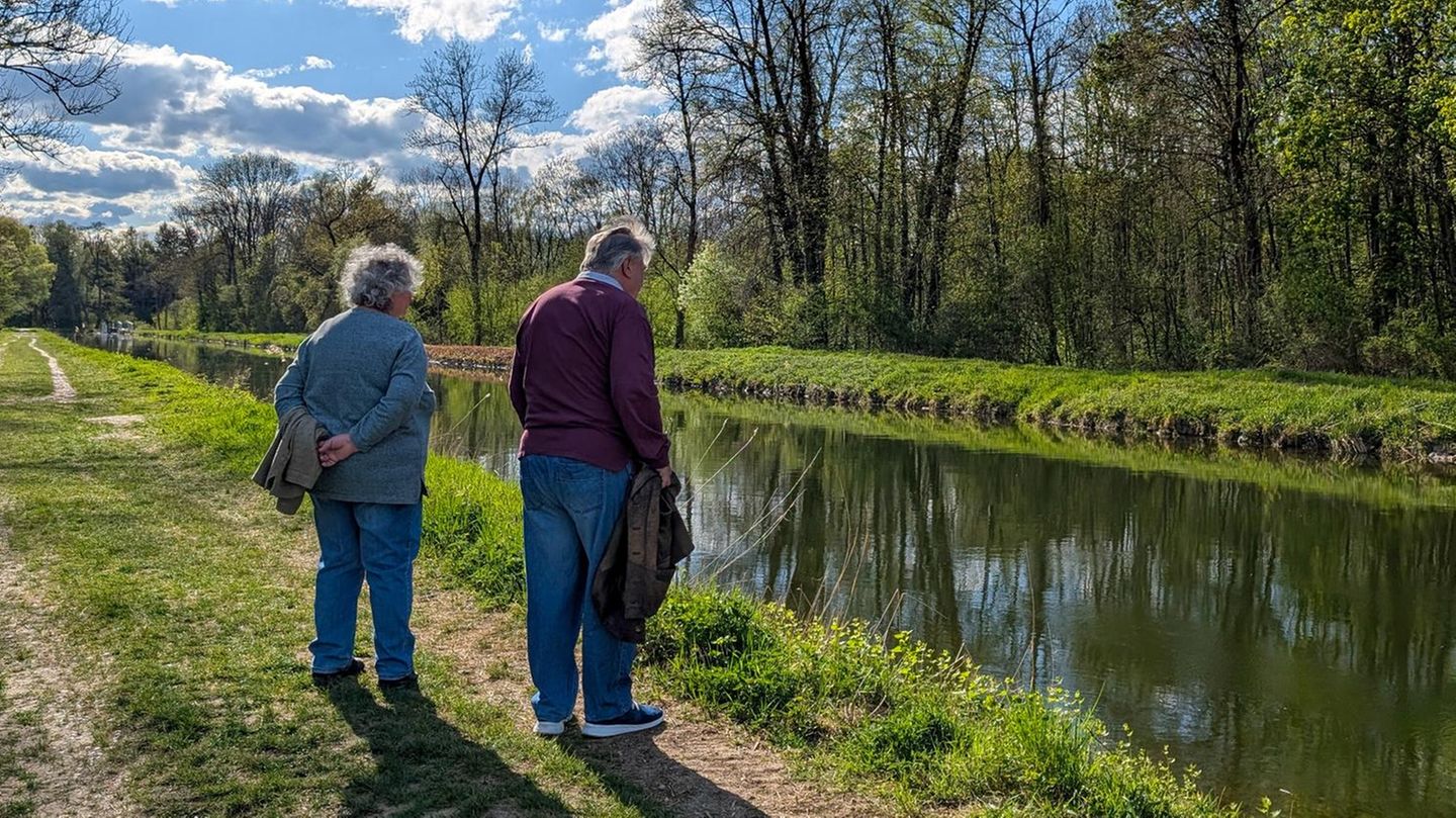 Älteres Paar in Rente an einem Fluss Älteres Paar in Rente an einem Fluss
