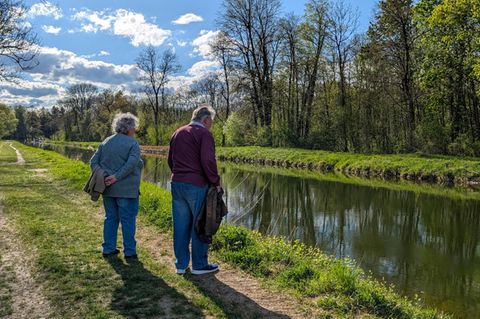 Älteres Paar in Rente an einem Fluss