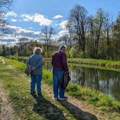 Älteres Paar in Rente an einem Fluss
