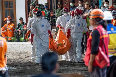 Rettungskräfte in Indonesien bergen Leichen aus den Trümmern der Schule