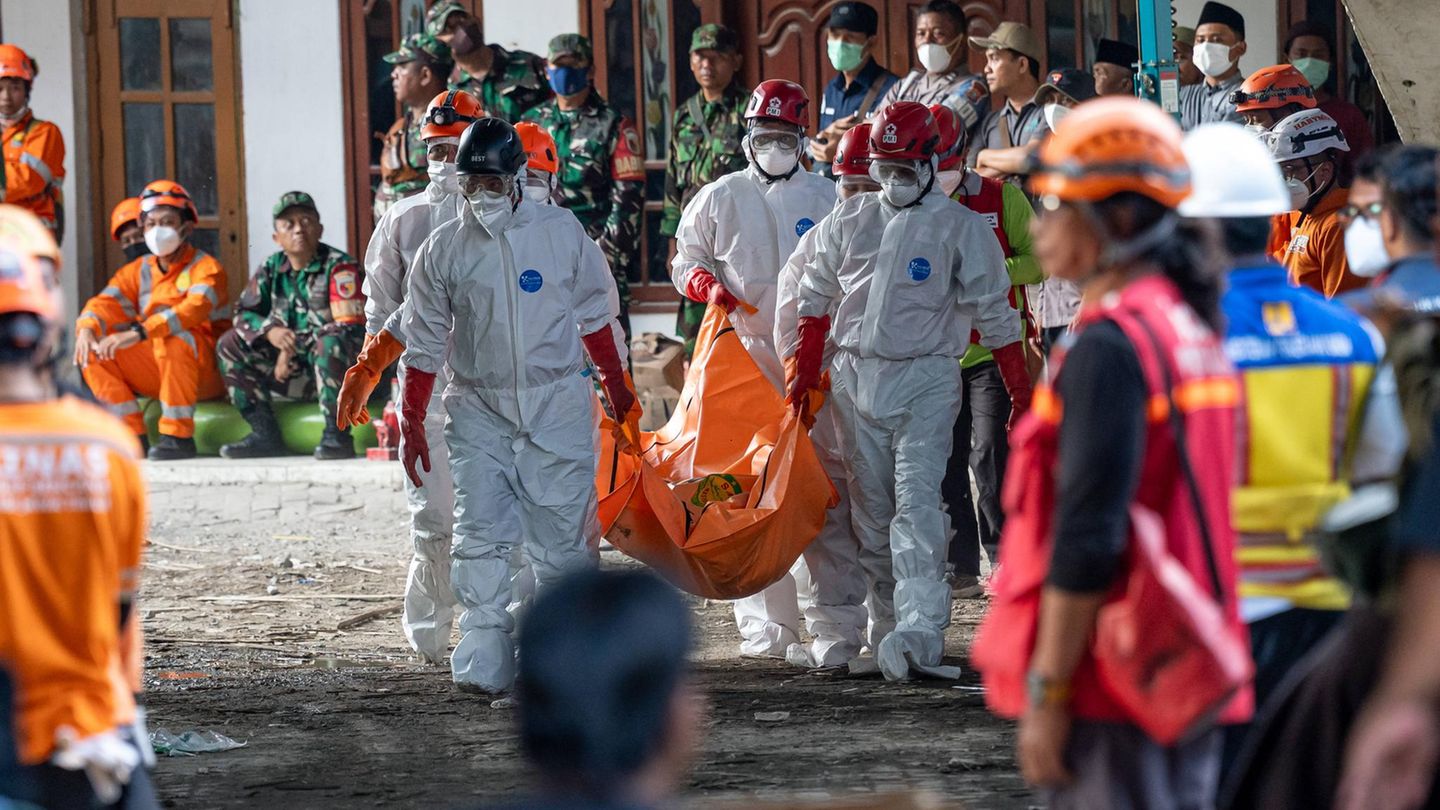 Rettungskräfte in Indonesien bergen Leichen aus den Trümmern der Schule