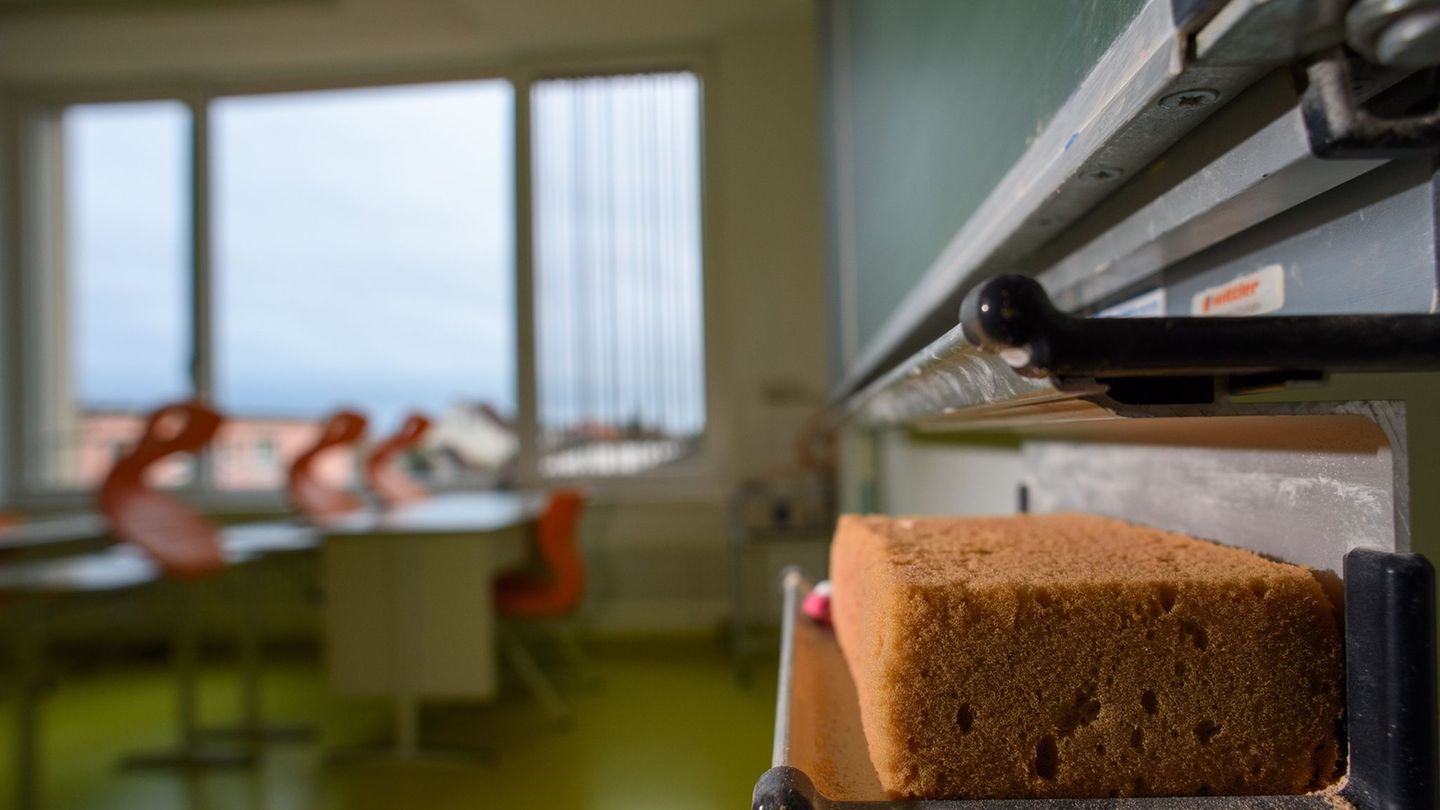 Schülervertreter finden den Vorschlag, Schüler sollten sich wieder an der Reinigung der Klassenzimmer beteiligen, unsinnig. (Sym