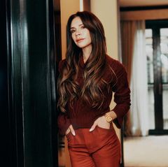 Victoria Beckham, an einer Haustür lehnend