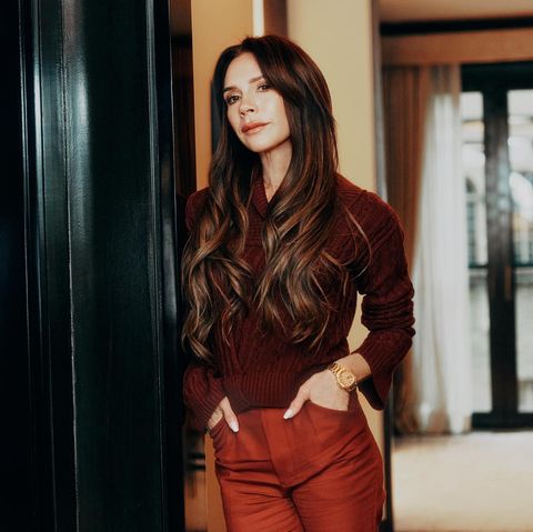 Victoria Beckham, an einer Haustür lehnend