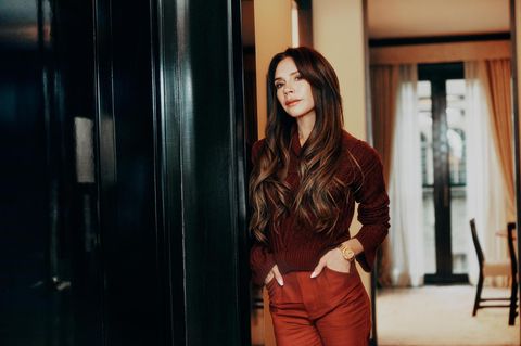 Victoria Beckham, an einer Haustür lehnend