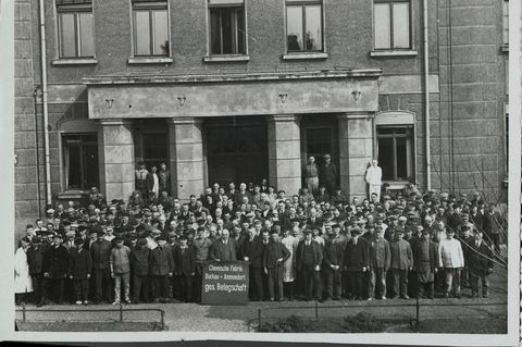 Ein altes Foto der Belegschaft der Chemiefabrik, irgendwann zwischen 1910 und 1939