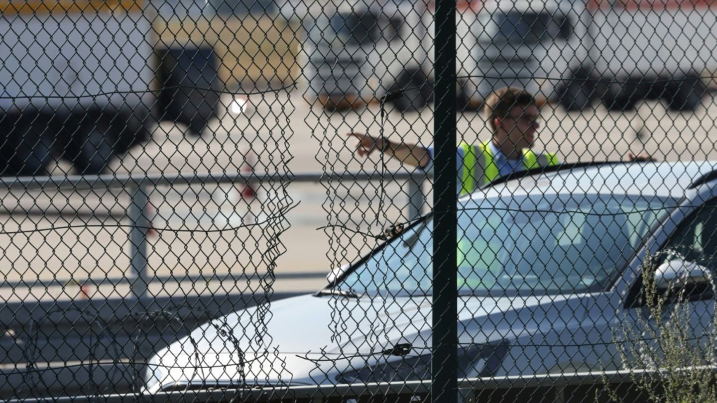 Aufgeschnittener Zaun an einem Flughafen