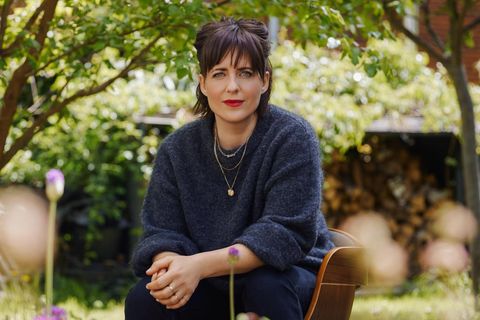 Sarah Kuttner in ihrem Garten