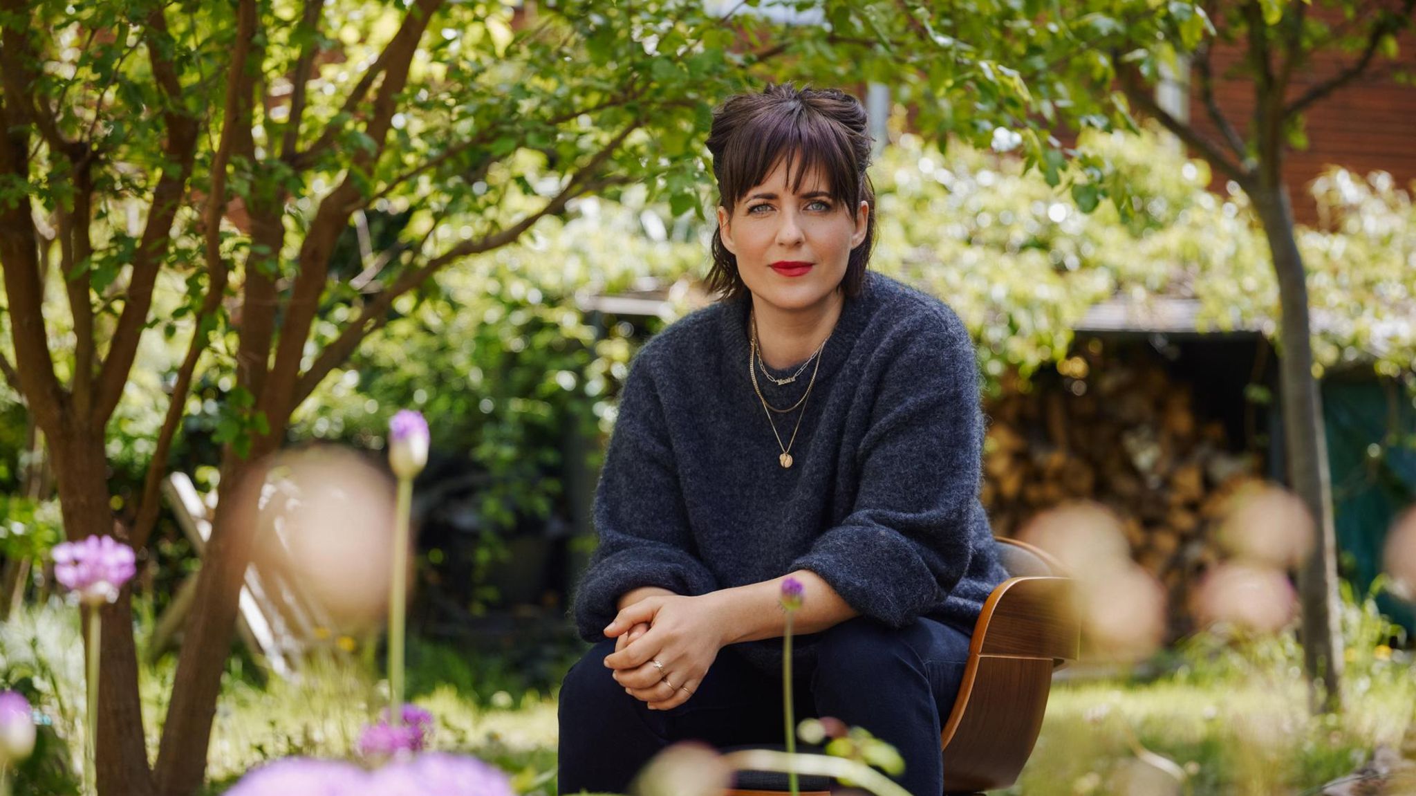 Sarah Kuttner in ihrem Garten