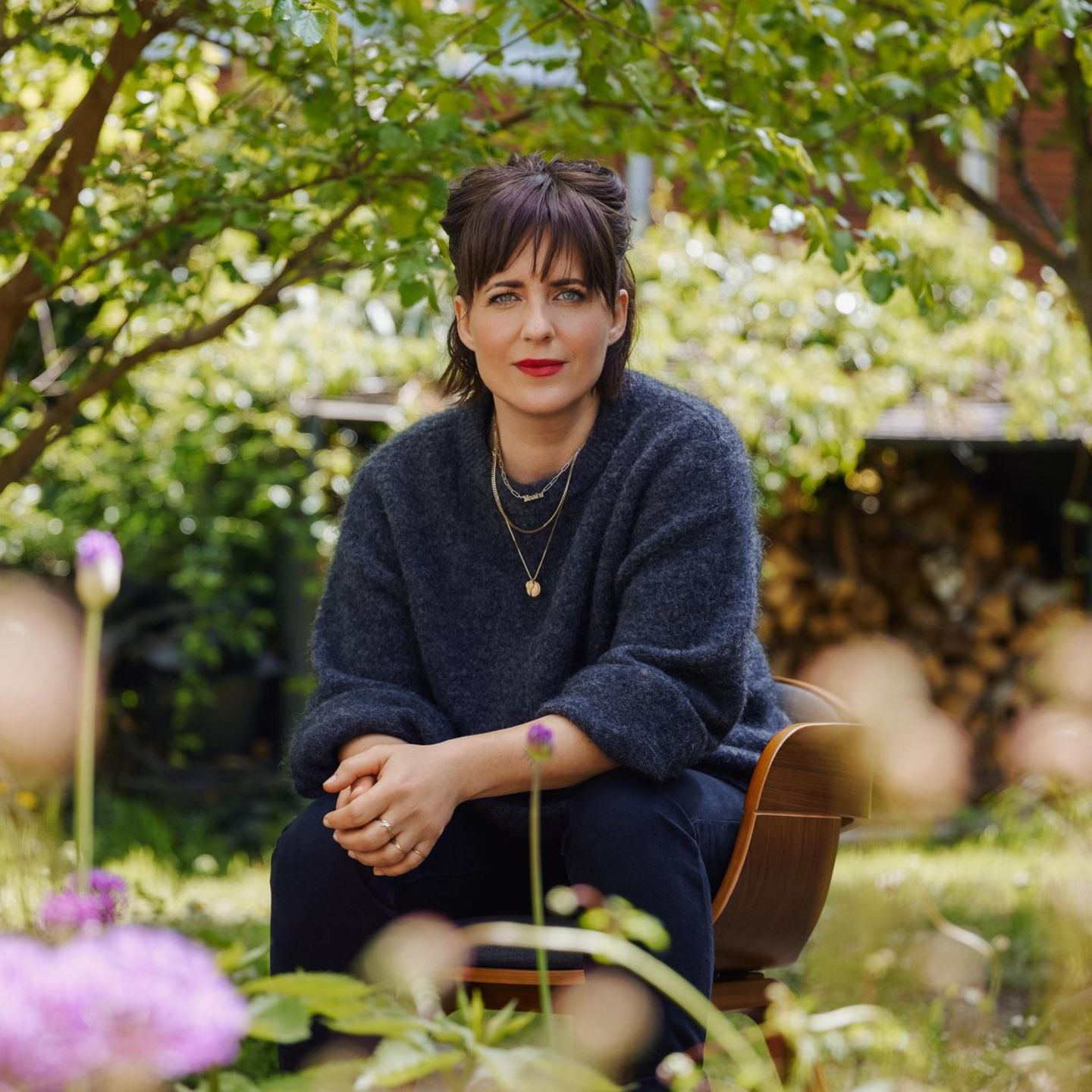 Sarah Kuttner in ihrem Garten