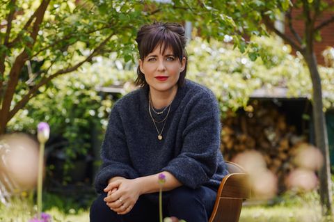 Sarah Kuttner in ihrem Garten