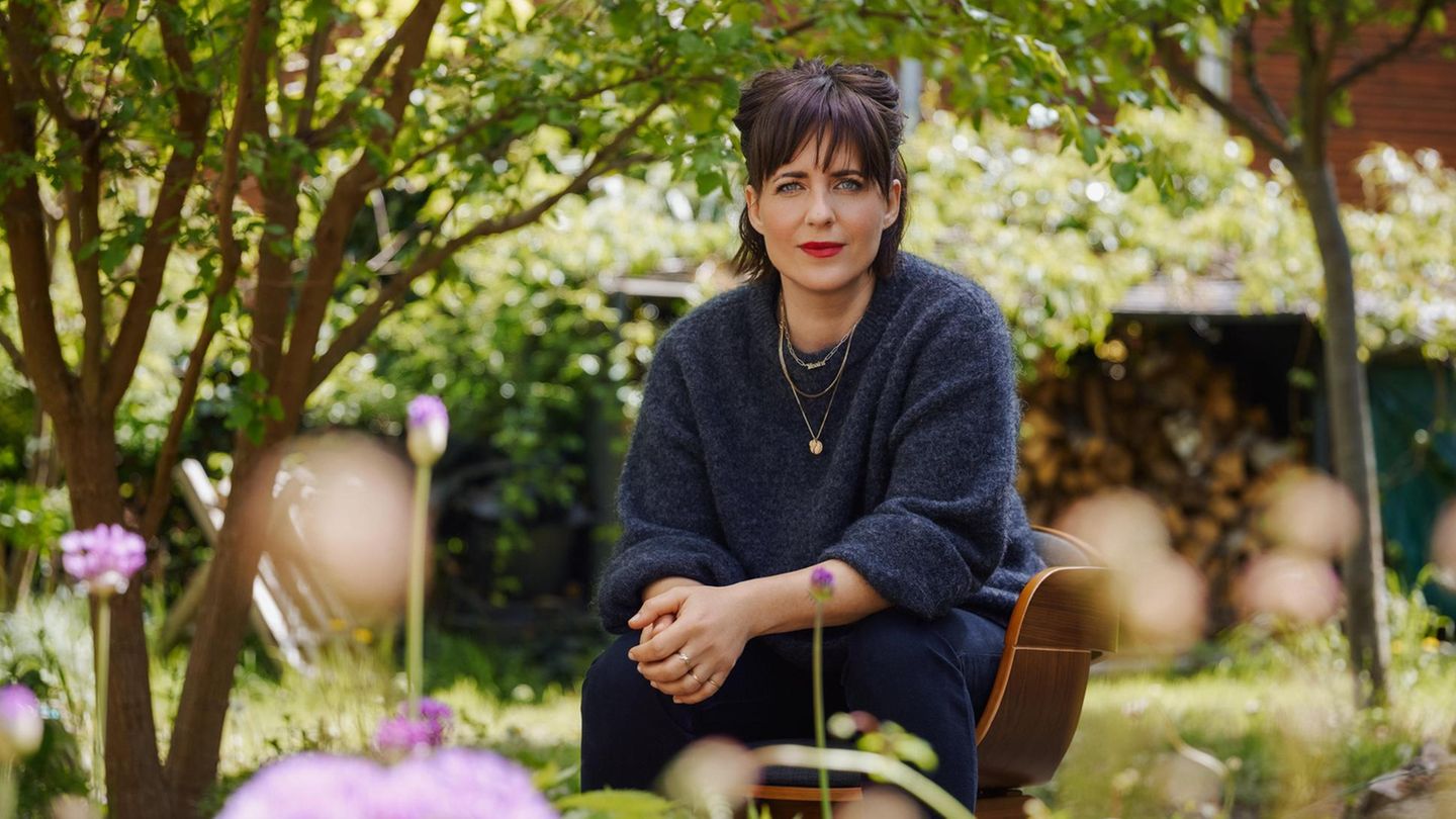 Sarah Kuttner in ihrem Garten
