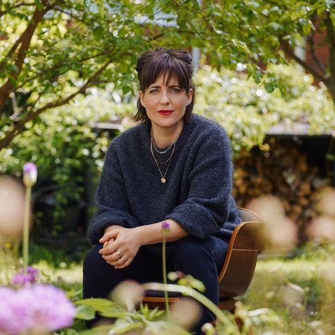 Sarah Kuttner in ihrem Garten