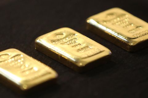 Wer Gold kaufen will, hat zumeist die Wahl zwischen Goldbarren und Münzen