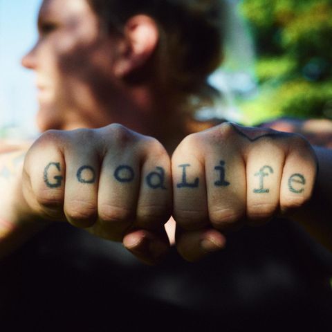 Asternweg: Katharina Welsh-Schied zeigt ihre tätowierten Fäuste, auf den "Good Life" zu lesen ist