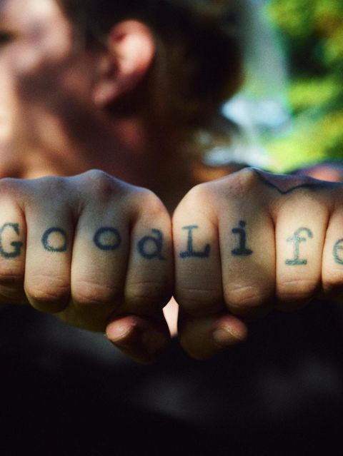 Asternweg: Katharina Welsh-Schied zeigt ihre tätowierten Fäuste, auf den "Good Life" zu lesen ist Asternweg: Katharina Welsh-Schied zeigt ihre tätowierten Fäuste, auf den "Good Life" zu lesen ist