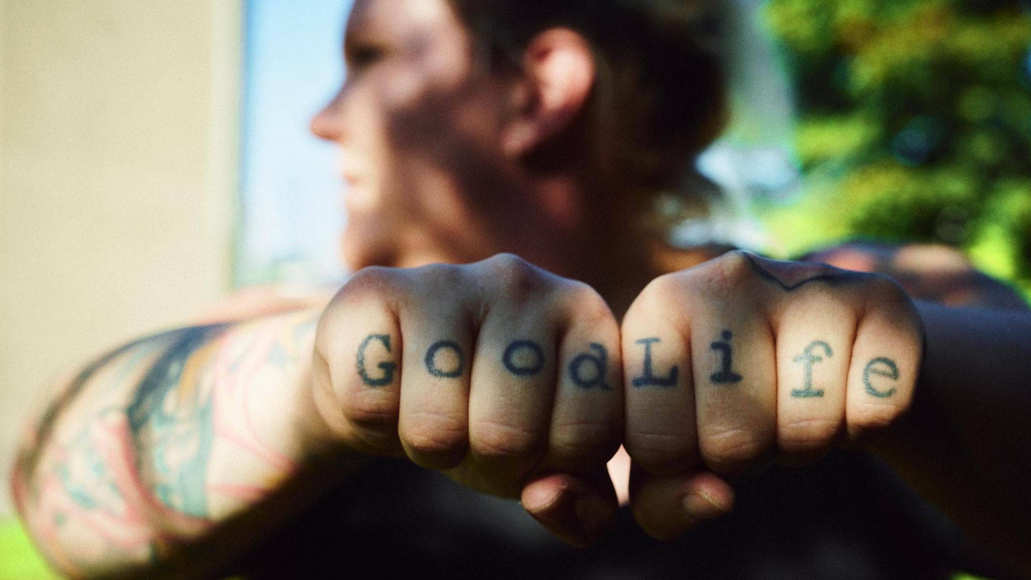 Asternweg: Katharina Welsh-Schied zeigt ihre tätowierten Fäuste, auf den "Good Life" zu lesen ist Asternweg: Katharina Welsh-Schied zeigt ihre tätowierten Fäuste, auf den "Good Life" zu lesen ist