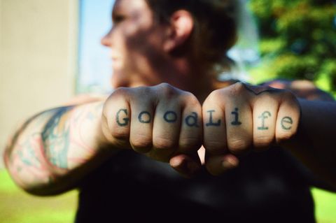 Asternweg: Katharina Welsh-Schied zeigt ihre tätowierten Fäuste, auf den "Good Life" zu lesen ist Asternweg: Katharina Welsh-Schied zeigt ihre tätowierten Fäuste, auf den "Good Life" zu lesen ist