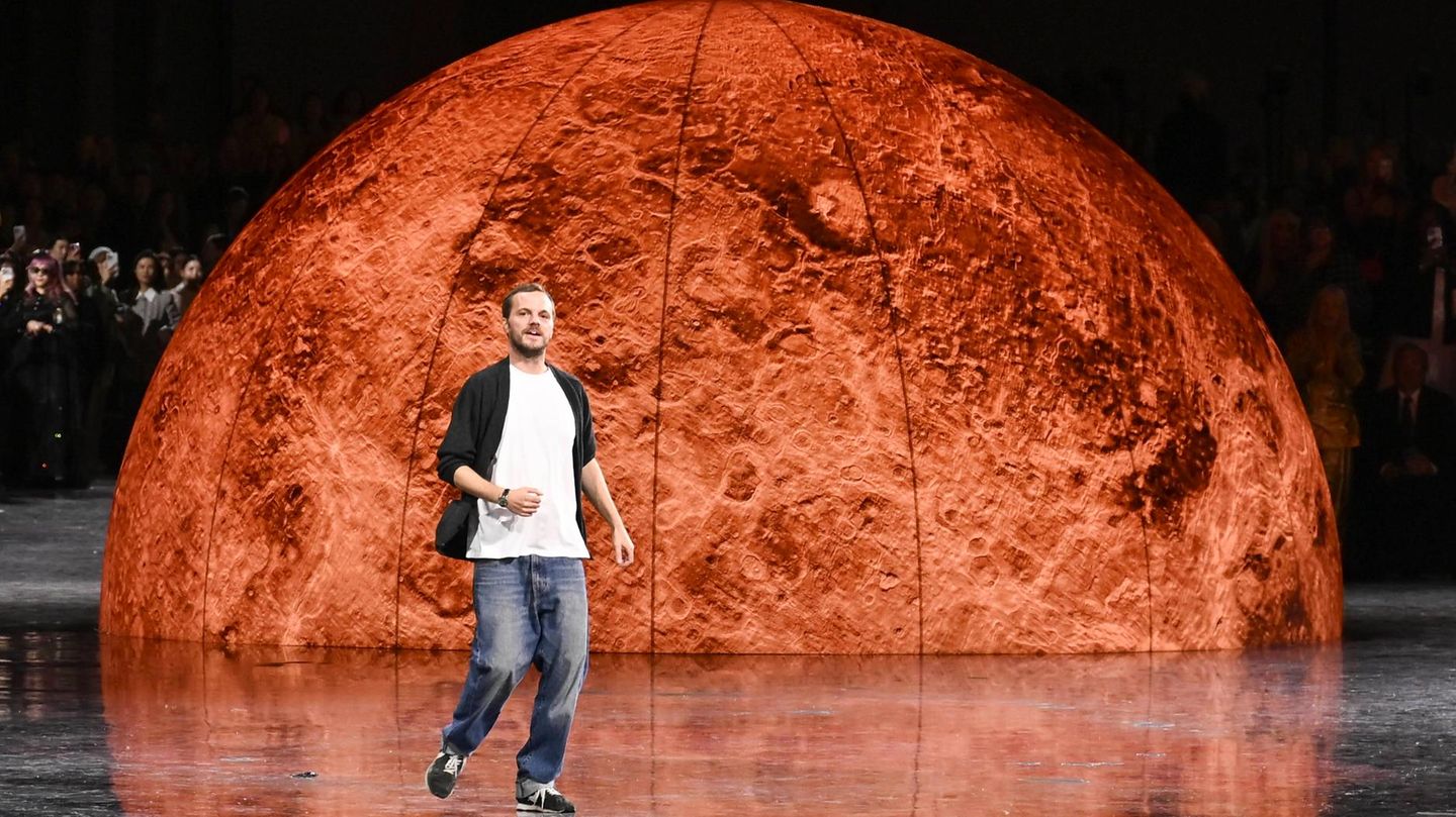 Chanel-Show: Matthieu Blazy zeigt sich dem Publikum vor einer großen Sonne auf dem Laufsteg in Paris