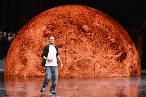 Chanel-Show: Matthieu Blazy zeigt sich dem Publikum vor einer großen Sonne auf dem Laufsteg in Paris