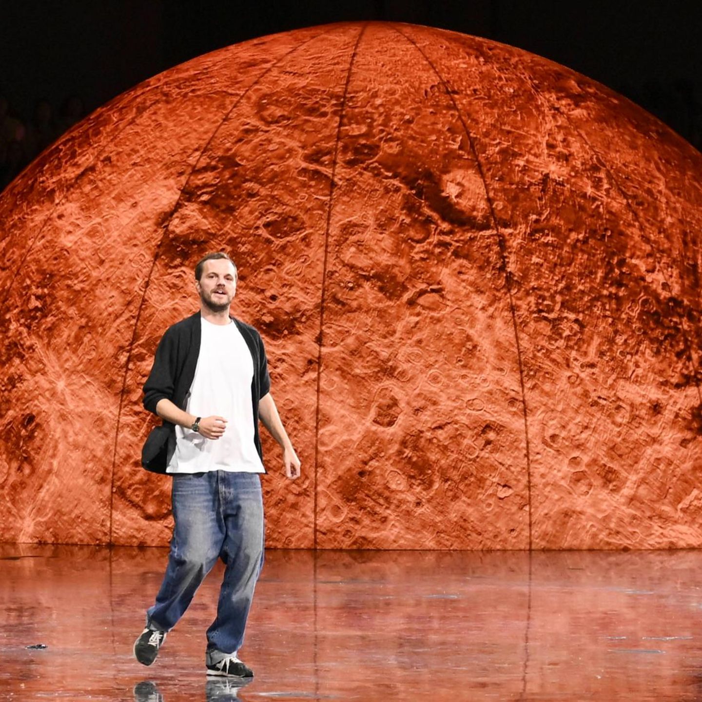 Chanel-Show: Matthieu Blazy zeigt sich dem Publikum vor einer großen Sonne auf dem Laufsteg in Paris