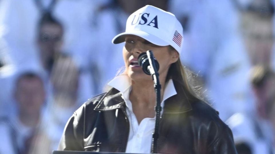 First Lady Melania Trump hält emotionslose Rede bei der US-Navy