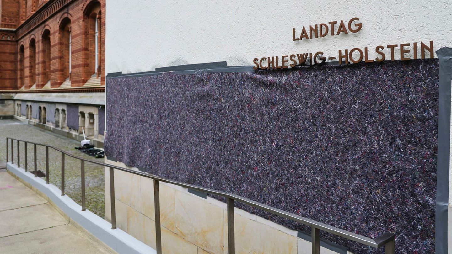 Angestellte eines Malerbetriebs haben Schriftzüge am Kieler Landtag verdeckt