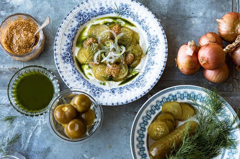 Ein angerichtetes Essen mit Gewürzgurken
