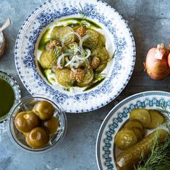 Ein angerichtetes Essen mit Gewürzgurken