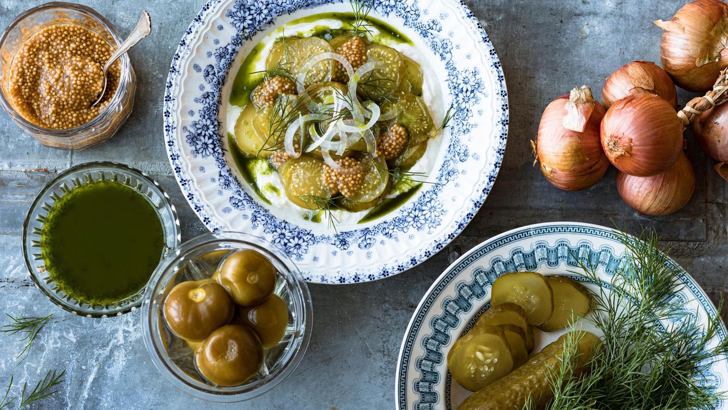 Ein angerichtetes Essen mit Gewürzgurken