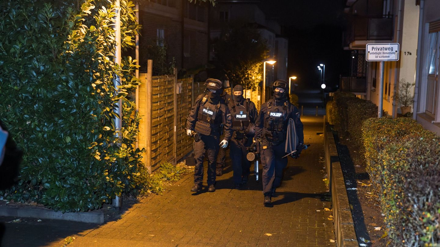 Im Morgengrauen sind Ermittler in Nordrhein-Westfalen gegen eine mutmaßliche Bande von Telefonbetrügern vorgegangen. Foto: Jan O