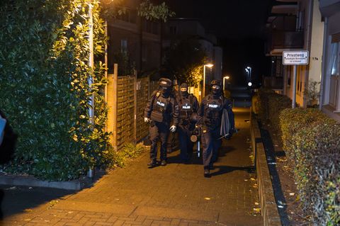 Im Morgengrauen sind Ermittler in Nordrhein-Westfalen gegen eine mutmaßliche Bande von Telefonbetrügern vorgegangen. Foto: Jan O