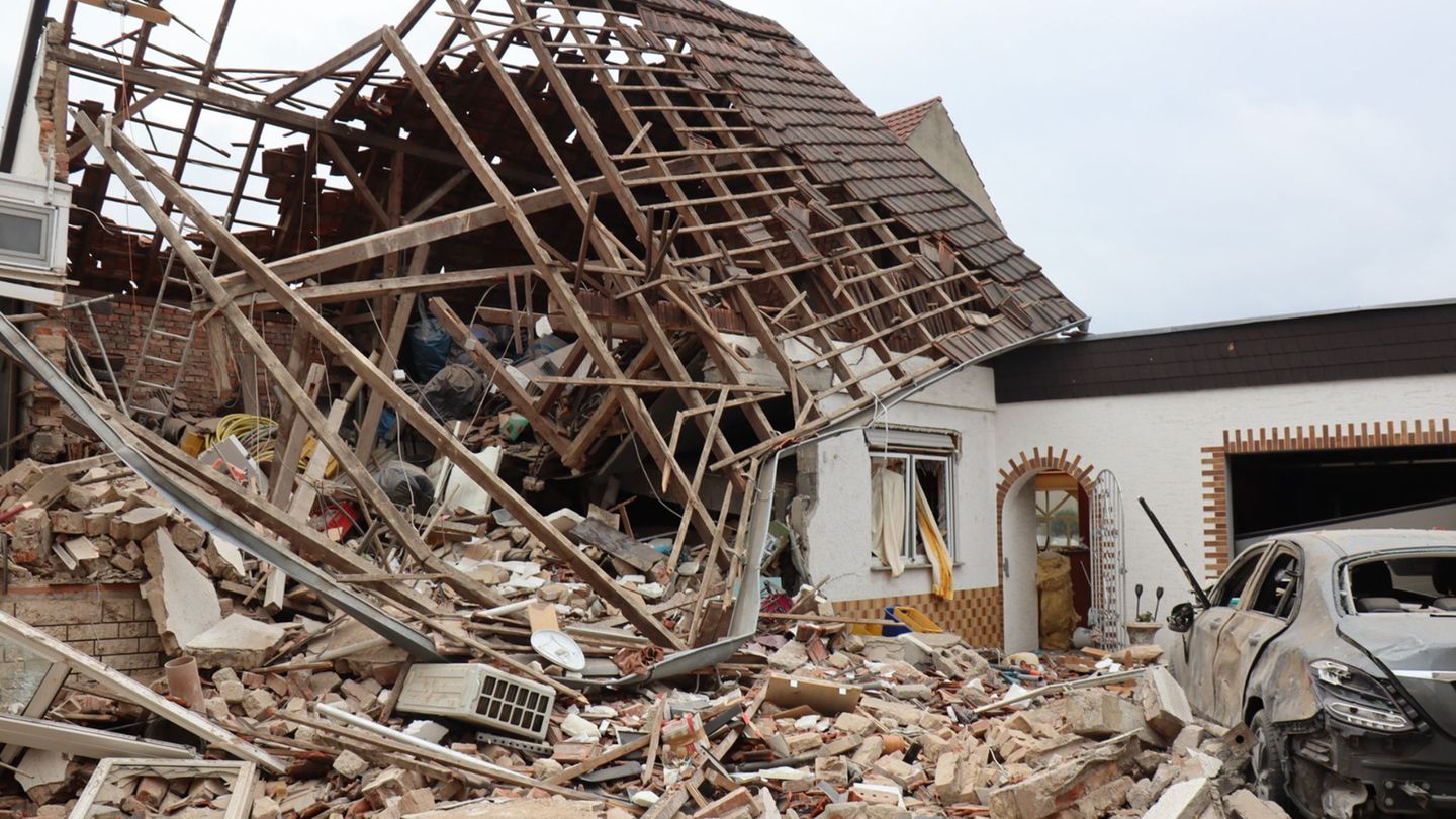 Ein Gebäude liegt nach einer Explosion in Trümmern. Foto: René Priebe/dpa