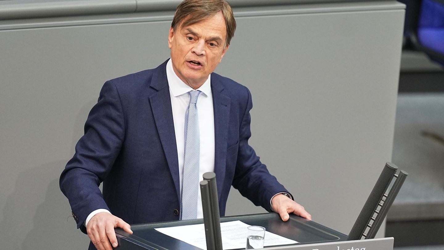 AfD-Parlamentsgeschäftsführer Baumann bestätigte die Entlassung eines Sicherheitsmitarbeiters der Fraktion. Foto: Michael Kappel