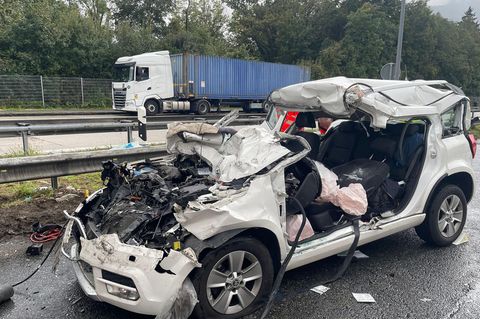 Das Unfallauto wurde so stark beschädigt, dass der Fahrer und seine Frau im Wagen eingeklemmt wurden. Foto: -/BRK BGL/dpa