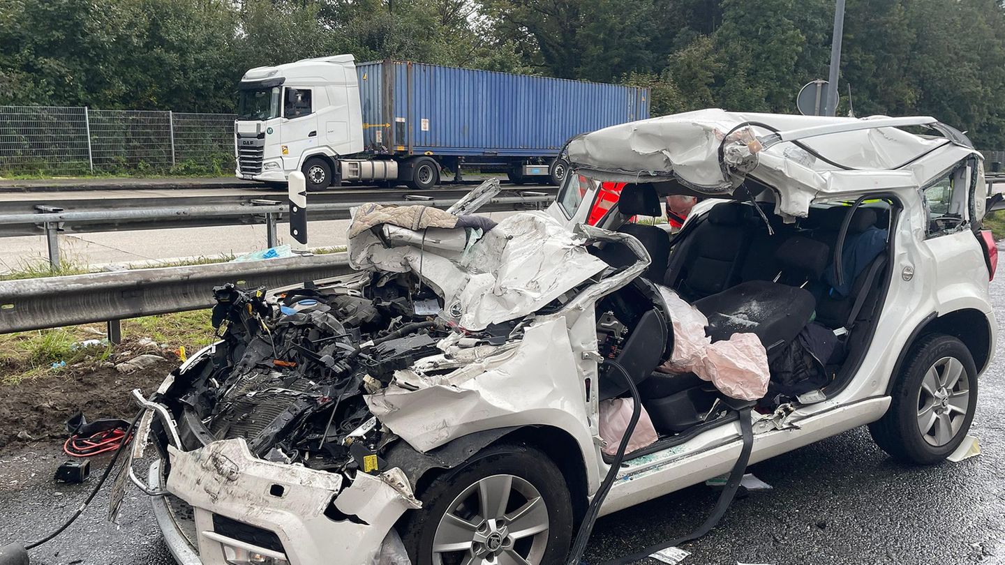 Das Unfallauto wurde so stark beschädigt, dass der Fahrer und seine Frau im Wagen eingeklemmt wurden. Foto: -/BRK BGL/dpa