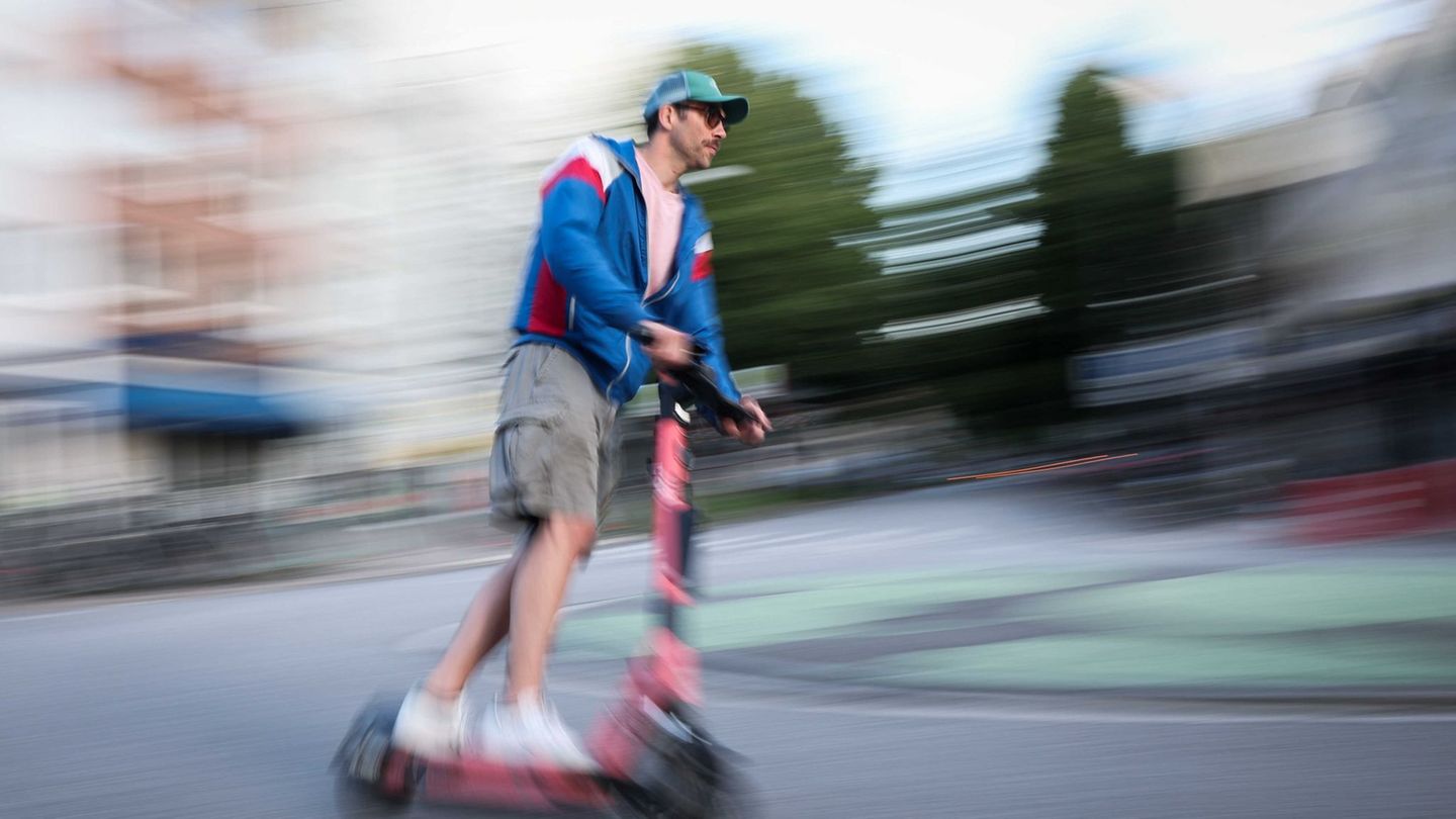 Vor allem jüngere Menschen sind bei E-Scooter-Unfällen betroffen - und meist auch schuld. (Symbolbild Foto: Christian Charisius/