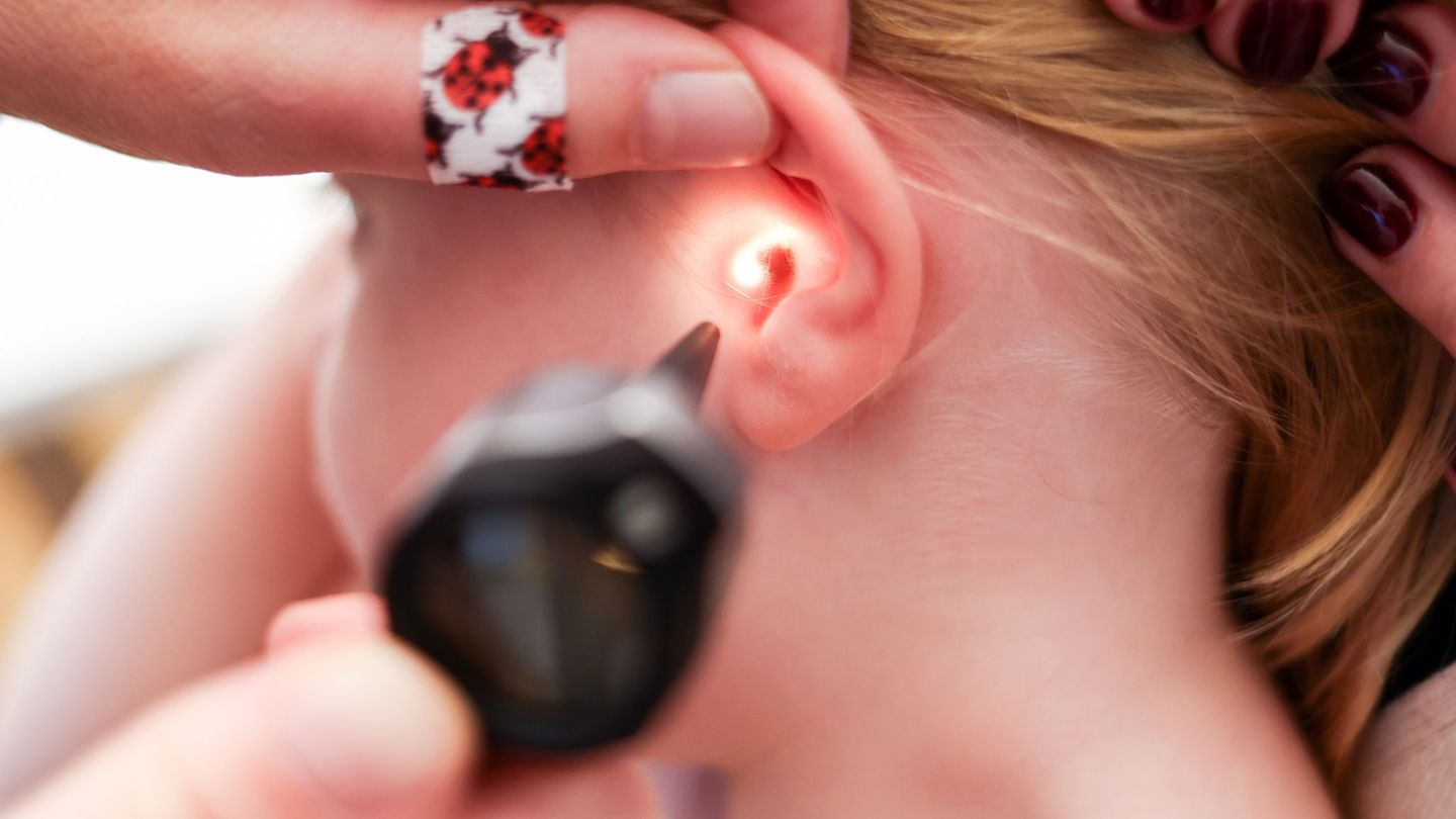 Wenn Kinder krank sind, bleiben in Hamburg Frauen deutlich häufiger zu Hause als Männer. (Symbolbild) Foto: Christian Charisius/