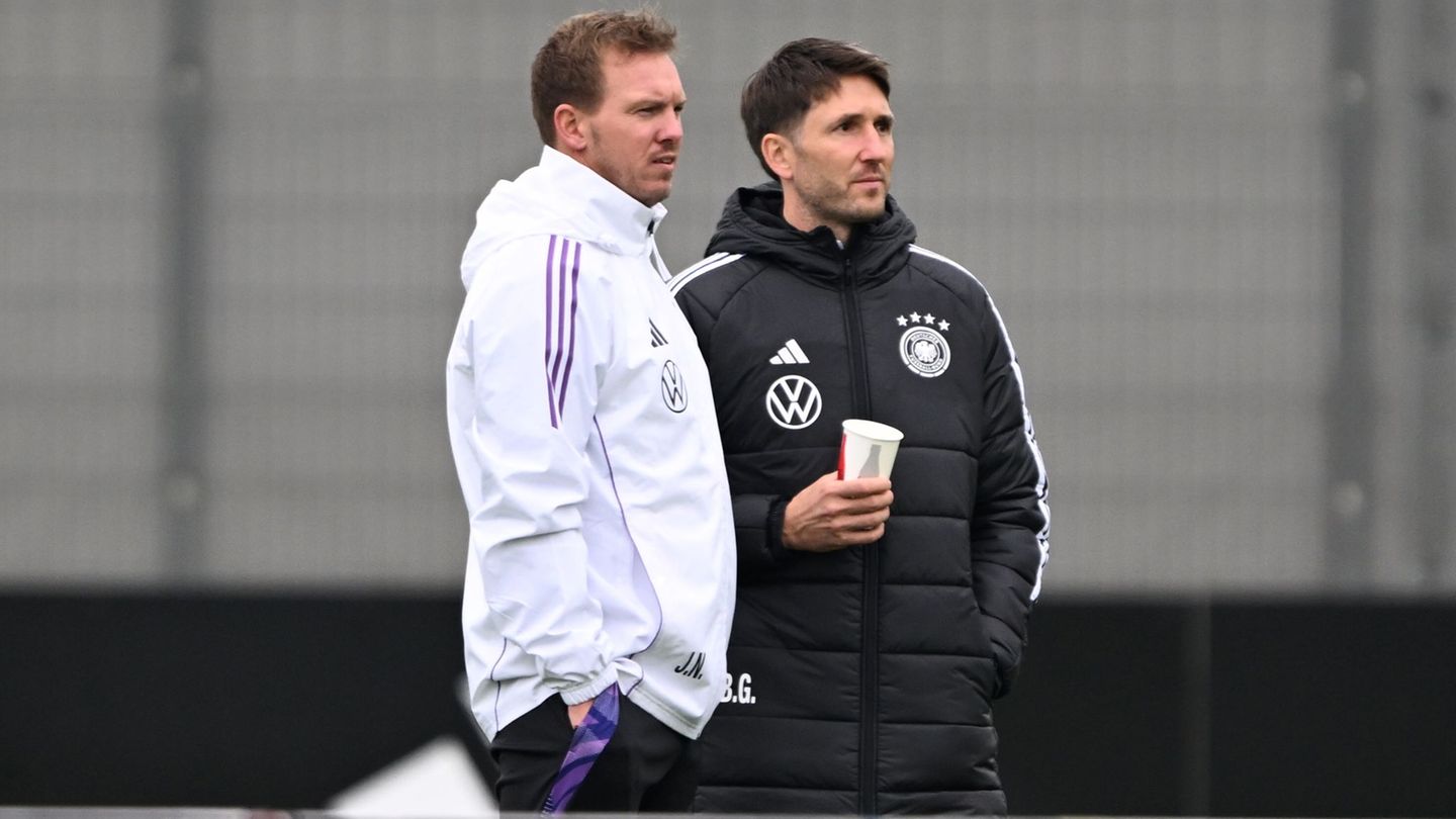 Bundestrainer Nagelsmann (l.) beobachtet das Training der Nationalmannschaft. Foto: Federico Gambarini/dpa