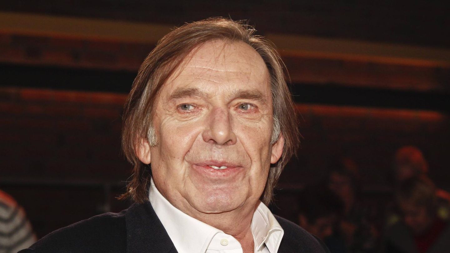 Franz Josef Wagner Der Journalist und Kolumnist starb am 7. Oktober im Alter von 82 Jahren. Mit seiner Kolumne "Post von Wagner" in der "Bild"-Zeitung zählte er über viele Jahrzehnte zu den bekanntesten deutschen Kolumnisten. Geboren wurde Wagner als Lehrerkind am 7. August 1943 im heutigen Tschechien. Seine Mutter flüchtete mit ihm und seinem Bruder. Der Vater war im Krieg. Wagner wuchs in Regensburg auf, absolvierte ein Volontariat bei der "Nürnberger Zeitung" und arbeitete später als Reporter in München für "Bild"