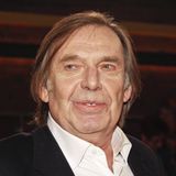 Der Journalist und Kolumnist starb am 7. Oktober im Alter von 82 Jahren. Mit seiner Kolumne "Post von Wagner" in der "Bild"-Zeitung zählte er über viele Jahrzehnte zu den bekanntesten deutschen Kolumnisten. Geboren wurde Wagner als Lehrerkind am 7. August 1943 im heutigen Tschechien. Seine Mutter flüchtete mit ihm und seinem Bruder. Der Vater war im Krieg. Wagner wuchs in Regensburg auf, absolvierte ein Volontariat bei der "Nürnberger Zeitung" und arbeitete später als Reporter in München für "Bild"