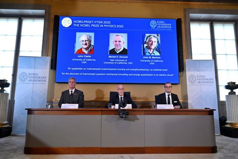 Das Nobel-Komitee unter Fotos der Preisträger