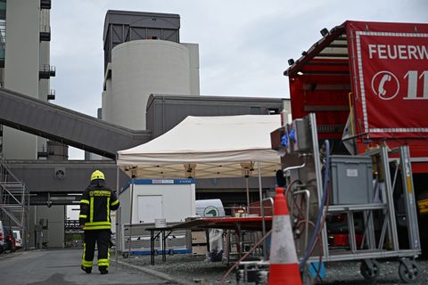 Die Löscharbeiten im Kohlesilo in Frankfurt dauern an. Die Brandursache konnte noch nicht abschließend geklärt werden. Foto: Mic