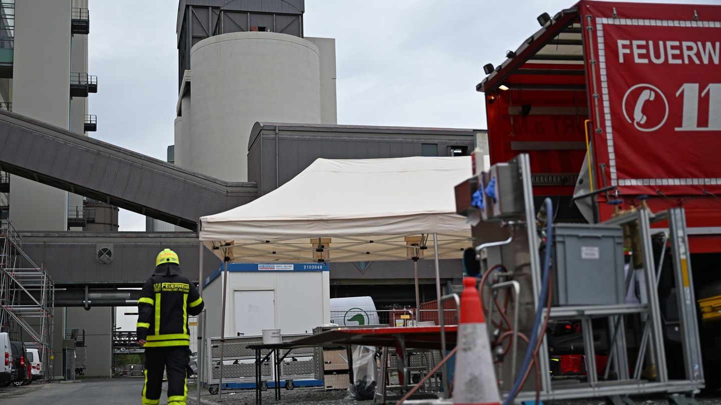 Die Löscharbeiten im Kohlesilo in Frankfurt dauern an. Die Brandursache konnte noch nicht abschließend geklärt werden. Foto: Mic