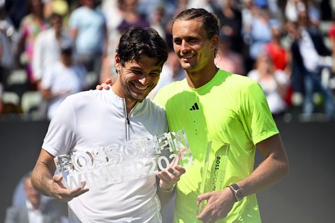 Taylor Fritz (l) wird nach seinem Finalsieg gegen Alexander Zverev (r) im vergangenen Juni auch 2026 wieder in Stuttgart spielen
