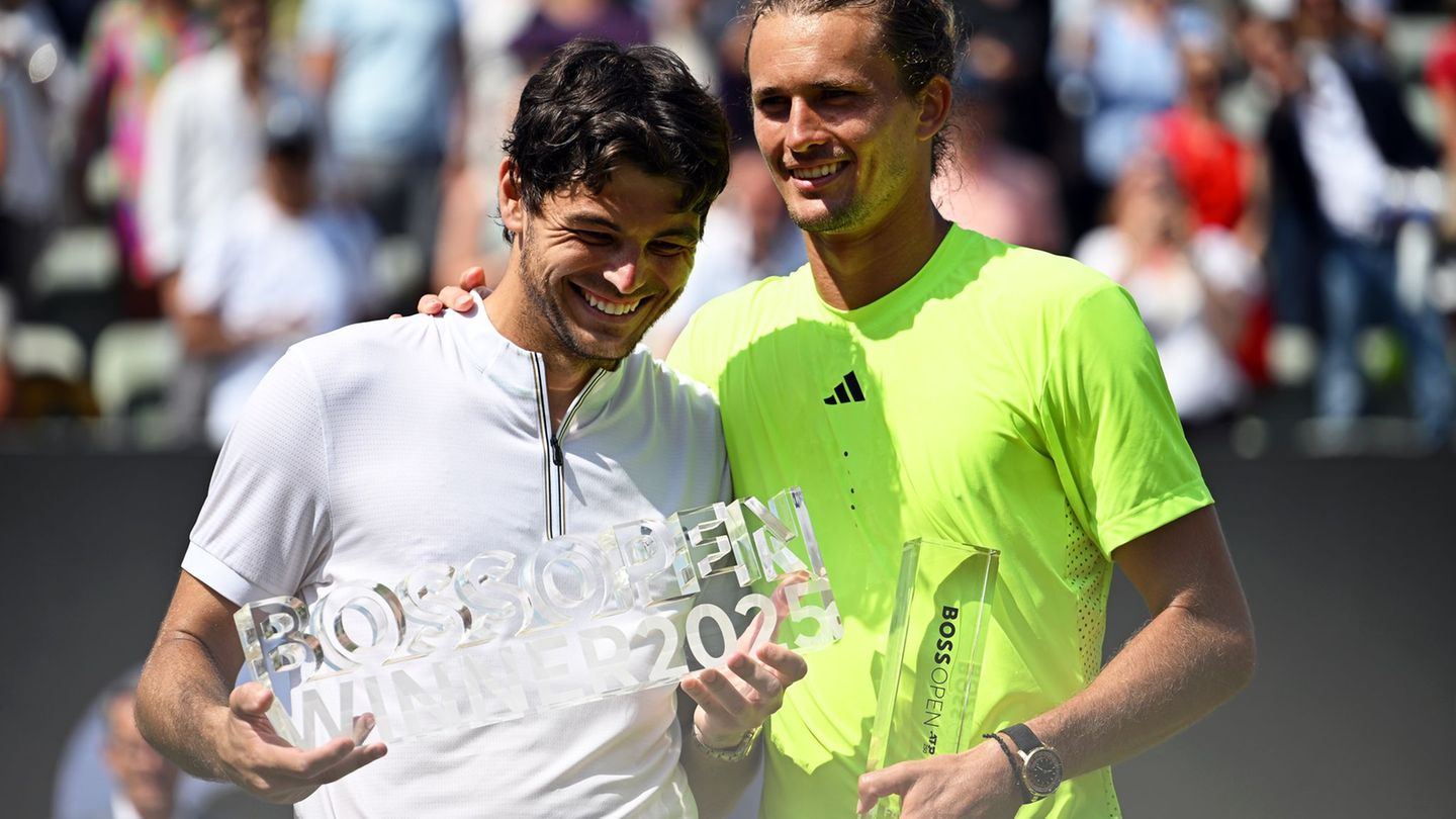 Taylor Fritz (l) wird nach seinem Finalsieg gegen Alexander Zverev (r) im vergangenen Juni auch 2026 wieder in Stuttgart spielen