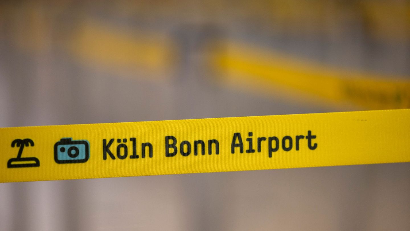Ein Absperrband am Flughafen Köln/Bonn. (Symbolbild) Foto: Thomas Banneyer/dpa