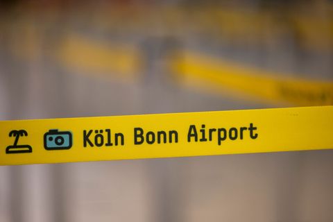 Ein Absperrband am Flughafen Köln/Bonn. (Symbolbild) Foto: Thomas Banneyer/dpa