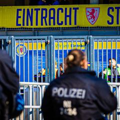 Beim Derby zwischen Braunschweig und Hannover soll es keine personalisierten Tickets geben. Foto: Moritz Frankenberg/dpa
